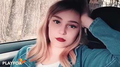 Seksualus kūdikis džiaugsmingai čiulpia ant nuolaidų kortelės